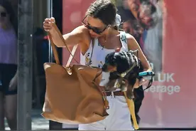 权游龙妈街拍太辣了，背心短裤秀蜂腰长腿，遛狗方式真有一套图片