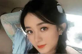 去年才生下儿子 赵丽颖惊挺“孕肚”现身街头 网友：腿好细图片