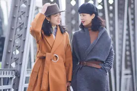 60岁妈妈比女儿会穿，秋天“大衣+毛衣”，越老越洋气优雅图片