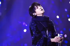 华晨宇不怎么经常染头，黑发示人的他染成银色头发，颜值太过逆天图片