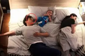 宝宝睡觉总喜欢往上拱，或许暗藏三个“大学问”，宝妈别不当回事图片