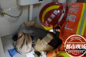 太尴尬！女子如厕出意外，为了救她便池都被拆了图片