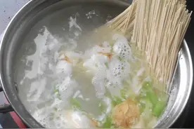 面条开水下锅就错了，面馆老板传授4个技巧，保证面条筋道爽滑图片