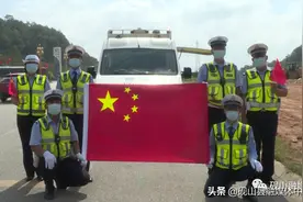 国庆我在岗：风里雨里 交警蜀黍在路上等着你图片