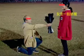 河南高校一大叔操场下跪表白女生，“头发”引热议，网友无法理解图片
