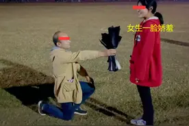 河南高校一大叔操场下跪表白女生，“头发”引热议，网友无法理解图片