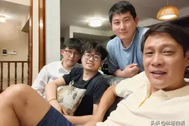 52岁范志毅带美国籍女儿看球，上海别墅内景典雅，一排奖杯抢镜图片