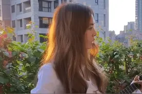 蔡依林穿白衬衫夕阳下弹奏尤克里里 长发披肩温柔专注图片
