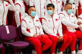 贾秀全为国足争脸！跷二郎腿与郎平刘国梁坐头排，姚明默默站最边图片