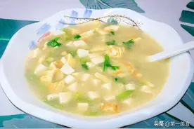 一根丝瓜，一块豆腐，搭配两个鸡蛋，厨师长炖成滋补汤，清香营养图片