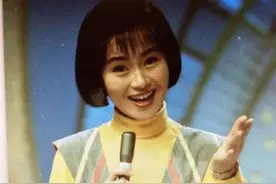 55岁鞠萍素颜近照曝光，脸部发福皱纹横生，老到差点认不出图片