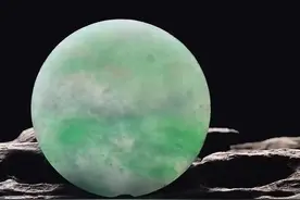 一个多棉飘绿的翡翠手镯心，经玉雕师这样设计，档次瞬间提升图片