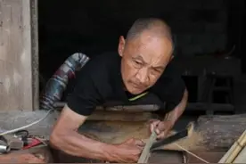 高位截瘫的李佰洲45年趴在门板上编织竹器，跌倒的人生被扶植起来图片