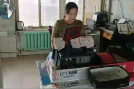 父子接力幸运来临 鞍山215号投注站喜中双色球二等奖图片