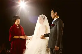 新郎新娘在婚礼上感恩父母的一段话，讲得太好了图片