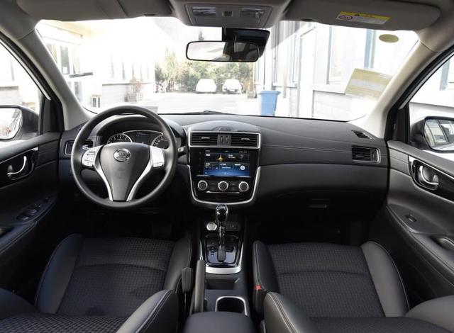 不到8万买高颜值两厢车，隔音奇好车身比飞度大，还有舒适小沙发