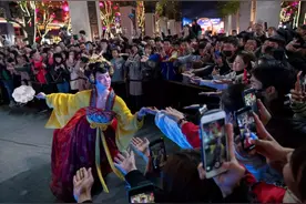 当西安不倒翁小姐姐再次穿上汉服，很惹眼，网友：有电影那味了图片