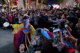 当西安不倒翁小姐姐再次穿上汉服，很惹眼，网友：有电影那味了图片