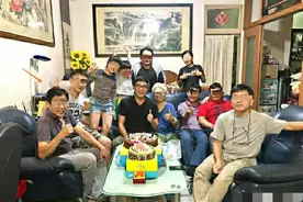 焦恩俊庆生晒全家照，和兄长长太像一家人颜值高，家中古朴显书香图片