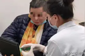 中年男子开口叫了一声“妈妈”，母亲流泪了图片