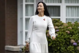 孟晚舟最新亮相背水一战！穿小白裙又换风格，樱桃胸针太有少女感图片