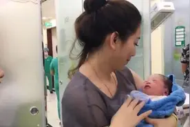 女子第一次见到新生儿，众人以为是孩子阿姨，听到身份后无法淡定图片