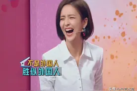 佟丽娅参加《王牌》，把“耳机线”绑在脚踝上，别致鞋子吸睛图片