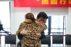 “怕孩子找不到回家的路”母亲守候21年 被拐的孩子终于回来了图片