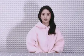 身穿粉色卫衣的赵丽颖犹如少女，33岁少女风穿搭，没有丝毫违和感图片