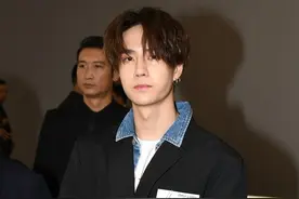 王一博真是男版"人间香奈儿"，穿黑西装显气质，叠穿造型太圈粉图片