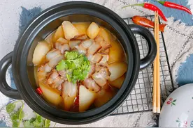 萝卜和腊肉是绝配，这样炖一锅，15分钟就上桌，冬天越吃越过瘾图片