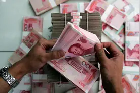 在银行存一个亿，只拿利息就能吃喝不愁吗？银行高管四字道破图片