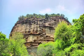 一座不起眼的小山，隐藏在深山之中，被刻了几万尊精美佛像图片