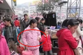 接娃放学的“睡衣妈妈”火了，自己方便省事，孩子却没了尊严图片