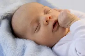 新生儿的六种“异常”症状，会自然变好，妈妈别惊慌更无需上医院图片