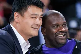 首秀封盖奥尼尔 ，两人场下却亲如兄弟，健康的姚明能打爆巴克利图片