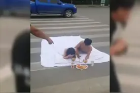 山东男女躶体裹床单躺斑马线拍婚纱照，网友：这是什么行为艺术？图片