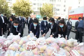 保定一小区因疫情实行“全封闭式”管理 这家企业连夜采购送来30余吨爱心物资图片