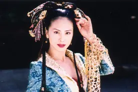 52岁“颜盈”近照，卷发红唇魅力十足，离婚小13岁老公后活得潇洒图片