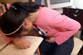 8岁女孩裤子上有血迹，找男老师求助，男老师的处理方式很高明图片