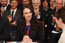 女作家批评新西兰外长脸上的纹身，反被网友们喷，连书都被禁掉图片