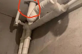 神操作！长沙一业主要装蹲便器，竟擅闯楼下新房，在卫生间房顶打了两个洞…图片