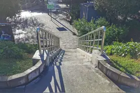 为了满足两位老人的需求，怀柔水库坝坡加装台阶扶手图片