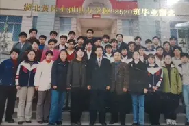 看看苟晶的毕业照和同学聚会合影，你怎么能说我是野鸡学校？图片