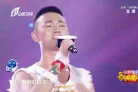 山西小伙献唱经典陕北民歌《桃花红杏花白》，一开嗓太棒了