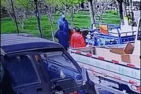 女子下楼倒垃圾，旁边垃圾清运车突然启动，冲了过来……图片