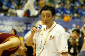 中国男篮最悲情主帅！为比赛未见父亲最后一面，姚明的话让他泪目图片
