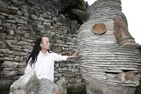 77岁老人隐居荒山20年，用石头建成一座神秘城堡，价值数亿元图片