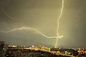 闪亮夜空！申城今晚的电闪雷鸣，小布网友用照片记录图片