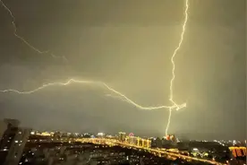 闪亮夜空！申城今晚的电闪雷鸣，小布网友用照片记录图片